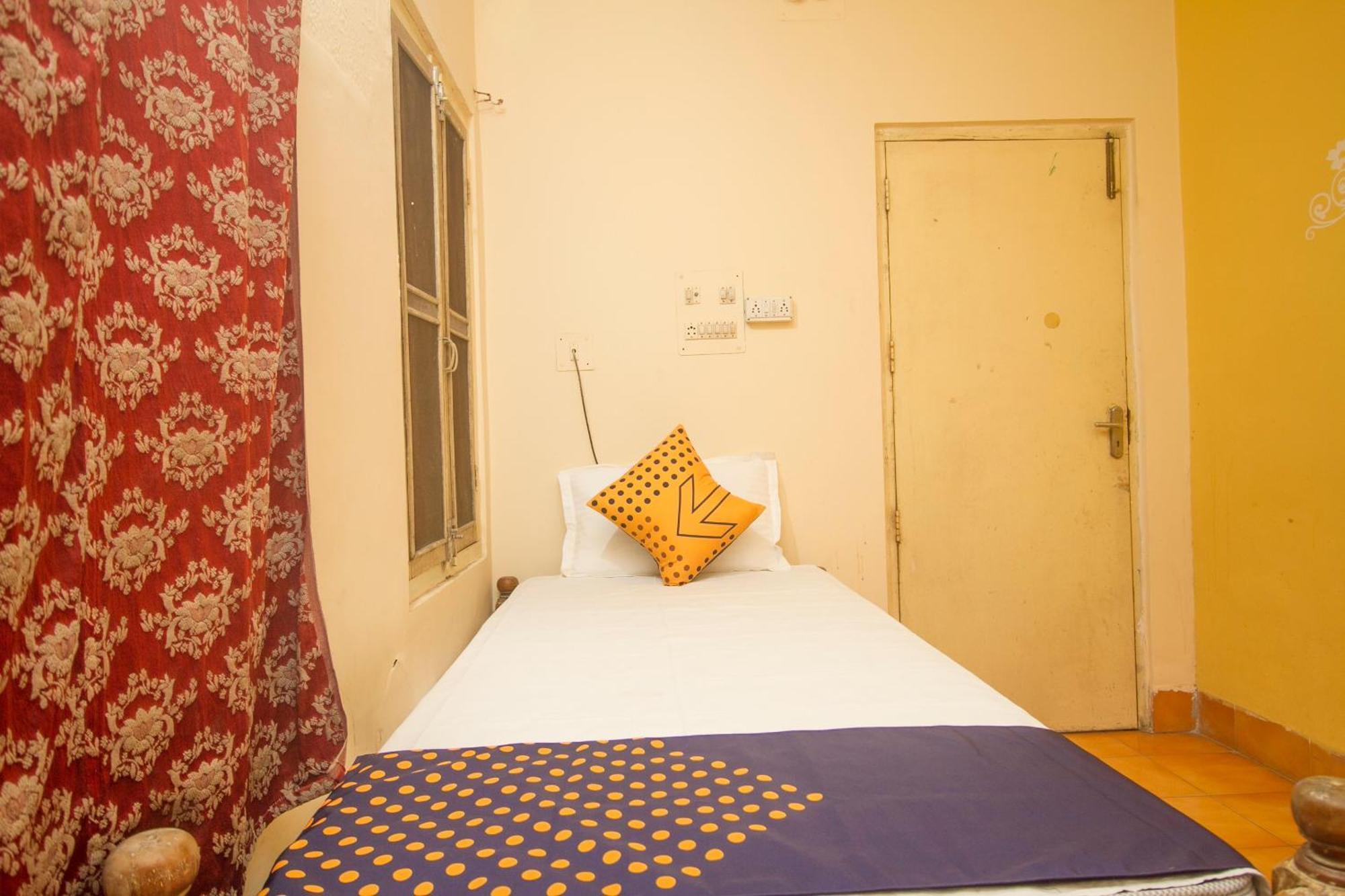 SPOT ON 48821 Hotel Chitra Alipur Duar Exterior foto