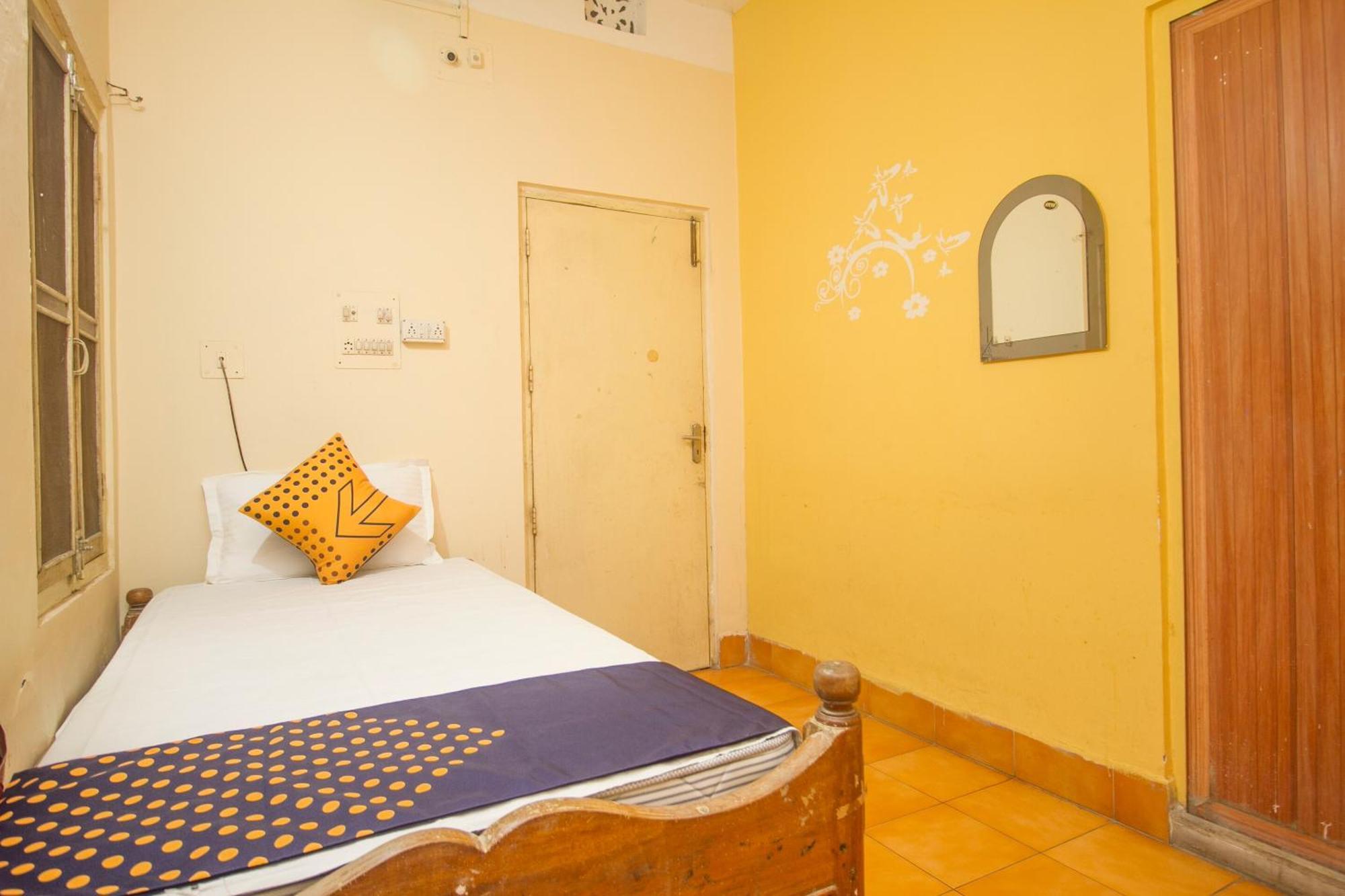 SPOT ON 48821 Hotel Chitra Alipur Duar Exterior foto