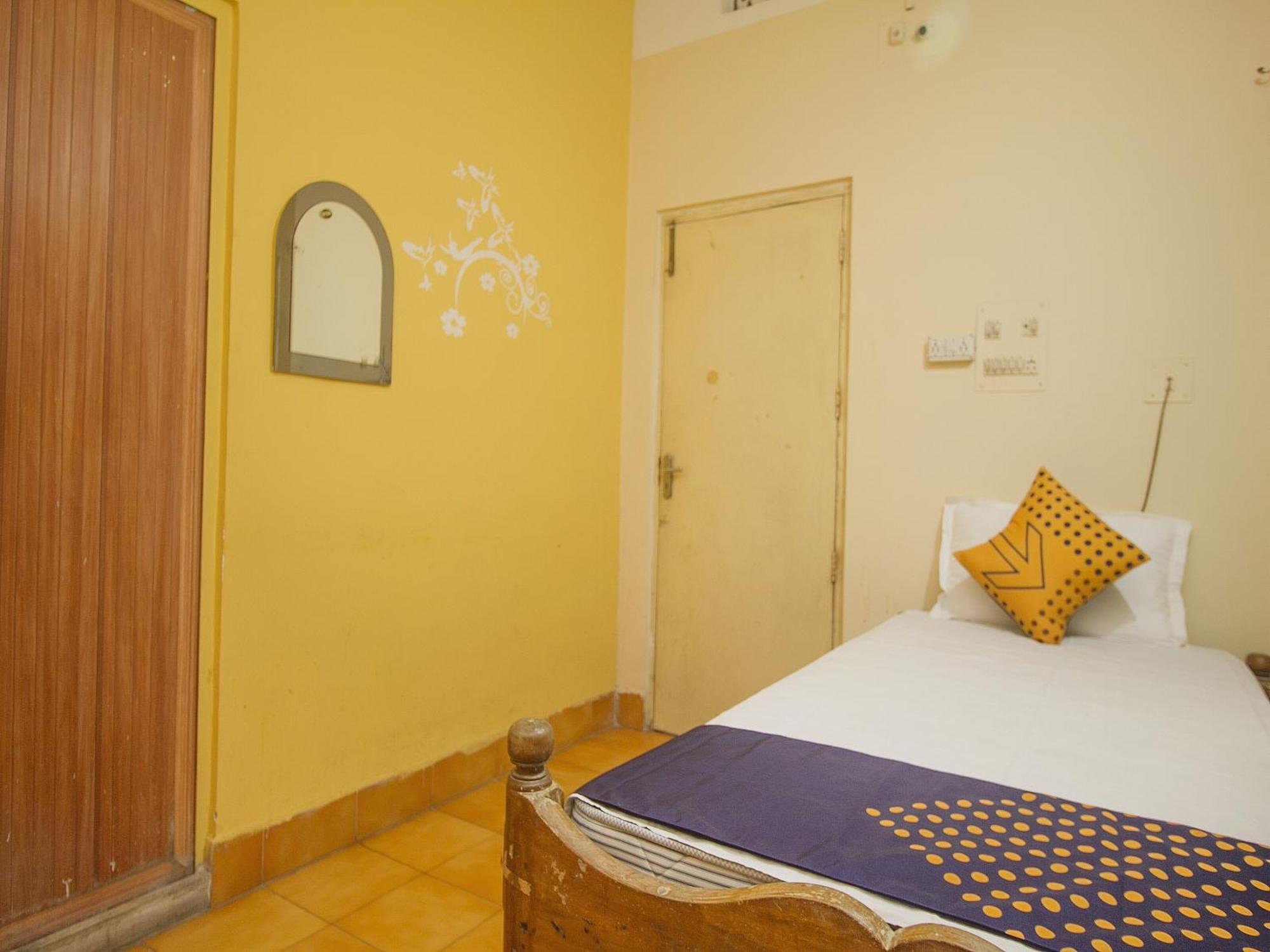 SPOT ON 48821 Hotel Chitra Alipur Duar Exterior foto